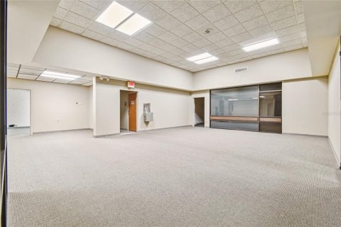 Propiedad comercial en venta en Zephyrhills, Florida, 2065.31 m2 № 2144148 - foto 9