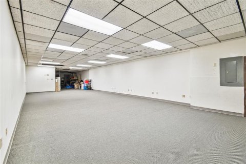 Propiedad comercial en venta en Zephyrhills, Florida, 2065.31 m2 № 2144148 - foto 17