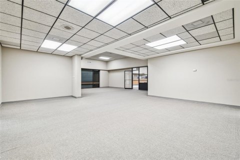 Propiedad comercial en venta en Zephyrhills, Florida, 2065.31 m2 № 2144148 - foto 4
