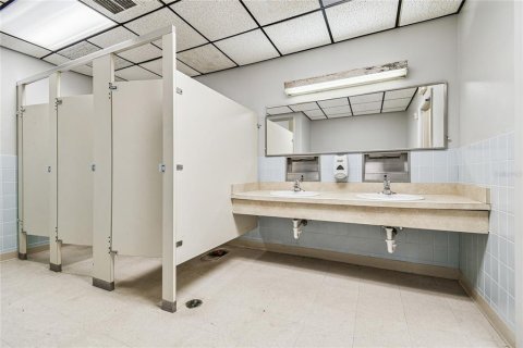Propiedad comercial en venta en Zephyrhills, Florida, 2065.31 m2 № 2144148 - foto 15
