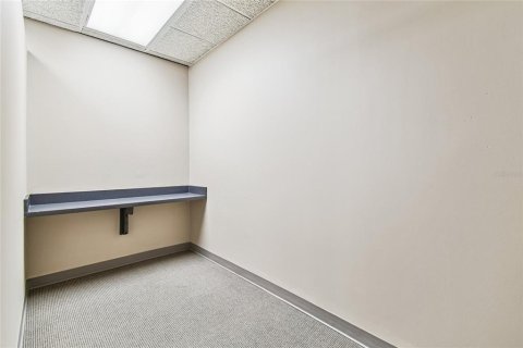 Propiedad comercial en venta en Zephyrhills, Florida, 2065.31 m2 № 2144148 - foto 19