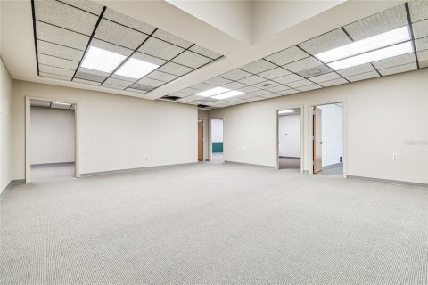 Propiedad comercial en venta en Zephyrhills, Florida, 2065.31 m2 № 2144148 - foto 10