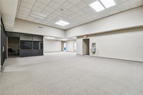 Propiedad comercial en venta en Zephyrhills, Florida, 2065.31 m2 № 2144148 - foto 13