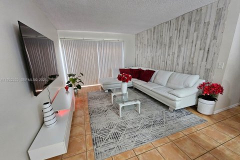 Condominio en alquiler en Miami, Florida, 3 dormitorios, 101.26 m2 № 2008890 - foto 3