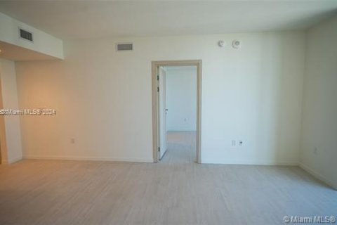 Condominio en venta en Miami, Florida, 1 dormitorio, 94.95 m2 № 1980048 - foto 11