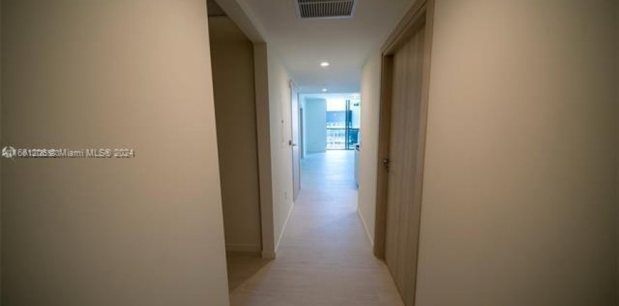 Condominio en Miami, Florida, 1 dormitorio  № 1980048