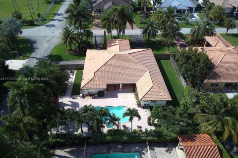 Villa ou maison à vendre à Miami, Floride: 4 chambres, 246.84 m2 № 1981626 - photo 3