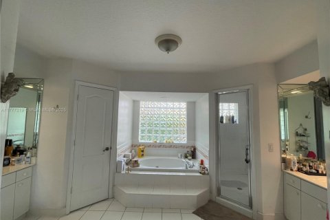 Villa ou maison à vendre à Miami, Floride: 4 chambres, 246.84 m2 № 1981626 - photo 5