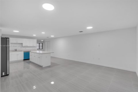 House in Miami Gardens, Florida 4 bedrooms, 174.56 sq.m. № 1896132 - photo 12
