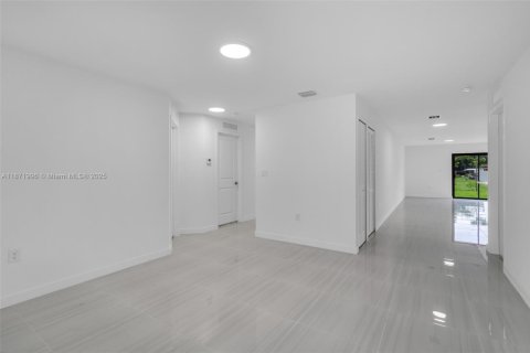 House in Miami Gardens, Florida 4 bedrooms, 174.56 sq.m. № 1896132 - photo 4