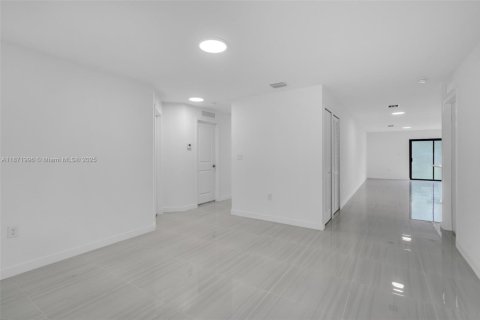 House in Miami Gardens, Florida 4 bedrooms, 174.56 sq.m. № 1896132 - photo 10
