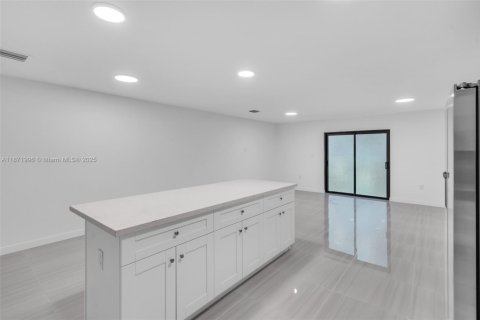 House in Miami Gardens, Florida 4 bedrooms, 174.56 sq.m. № 1896132 - photo 11