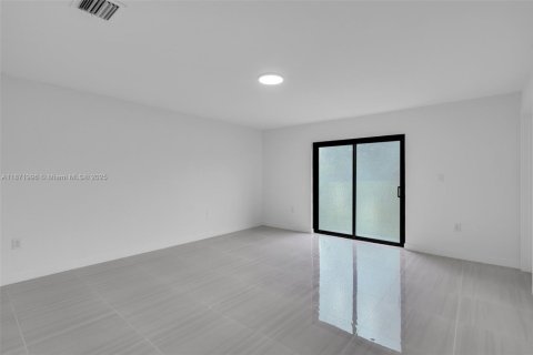 House in Miami Gardens, Florida 4 bedrooms, 174.56 sq.m. № 1896132 - photo 15