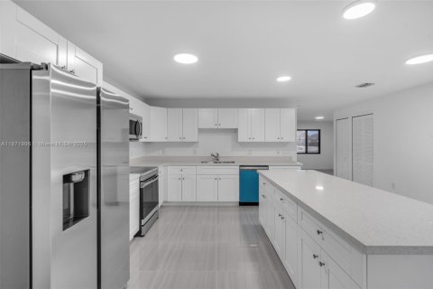 House in Miami Gardens, Florida 4 bedrooms, 174.56 sq.m. № 1896132 - photo 6