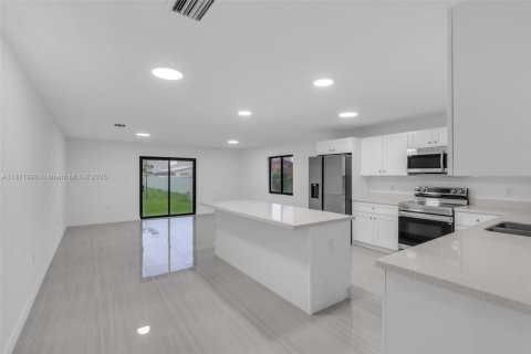House in Miami Gardens, Florida 4 bedrooms, 174.56 sq.m. № 1896132 - photo 8