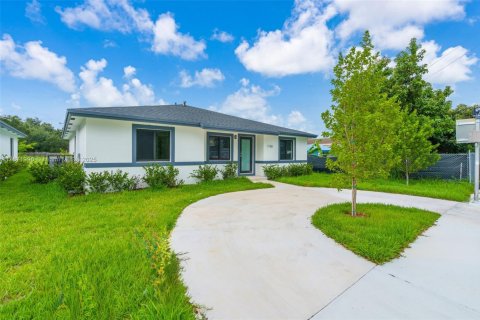 House in Miami Gardens, Florida 4 bedrooms, 174.56 sq.m. № 1896132 - photo 1