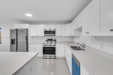 House in Miami Gardens, Florida 4 bedrooms, 174.56 sq.m. № 1896132 - photo 14