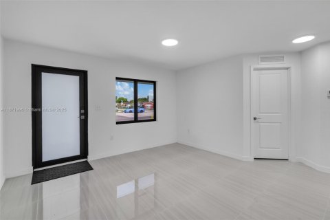 House in Miami Gardens, Florida 4 bedrooms, 174.56 sq.m. № 1896132 - photo 3