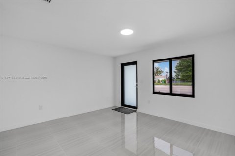 House in Miami Gardens, Florida 4 bedrooms, 174.56 sq.m. № 1896132 - photo 5