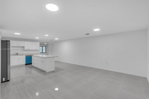House in Miami Gardens, Florida 4 bedrooms, 174.56 sq.m. № 1896132 - photo 7