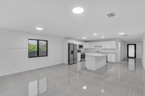 House in Miami Gardens, Florida 4 bedrooms, 174.56 sq.m. № 1896132 - photo 13