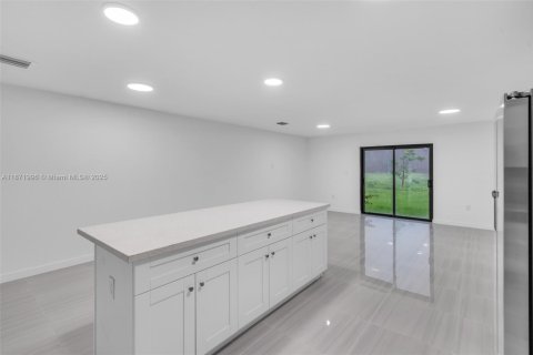 House in Miami Gardens, Florida 4 bedrooms, 174.56 sq.m. № 1896132 - photo 9