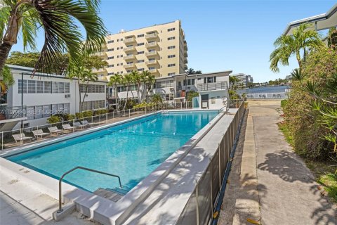 Снять в аренду кондоминиум в Майами-Бич, Флорида 2 спальни, 69.68м2, № 2048708 - фото 24