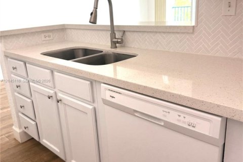 Condo in South Miami, Florida, 1 bedroom  № 2192578 - photo 6