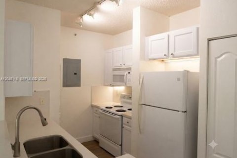 Condo in South Miami, Florida, 1 bedroom  № 2192578 - photo 5