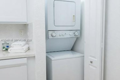 Condo in South Miami, Florida, 1 bedroom  № 2192578 - photo 8