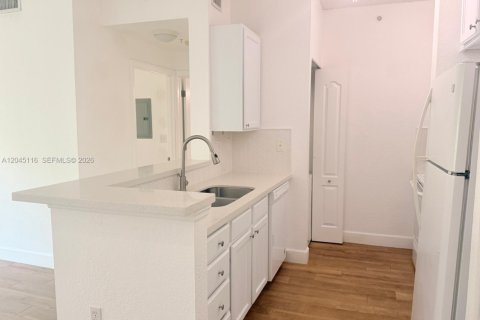 Condo in South Miami, Florida, 1 bedroom  № 2192578 - photo 7