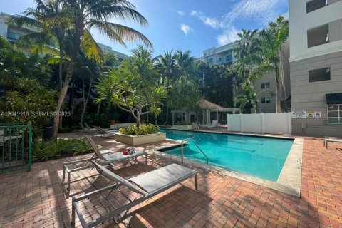 Condo in South Miami, Florida, 1 bedroom  № 2192578 - photo 14