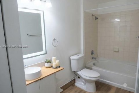 Condo in South Miami, Florida, 1 bedroom  № 2192578 - photo 12