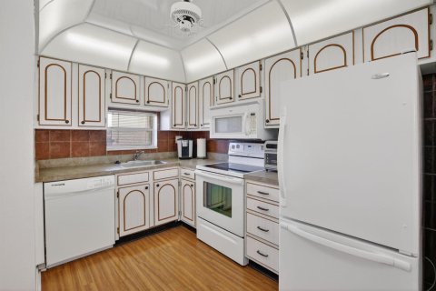 Condo in Pembroke Pines, Florida, 2 bedrooms № 2146482 - photo 2