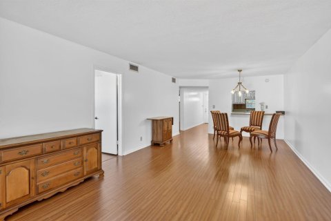 Condo in Pembroke Pines, Florida, 2 bedrooms № 2146482 - photo 4