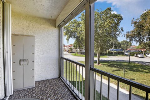 Condo in Pembroke Pines, Florida, 2 bedrooms № 2146482 - photo 9