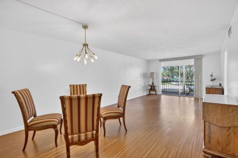 Condo in Pembroke Pines, Florida, 2 bedrooms № 2146482 - photo 3