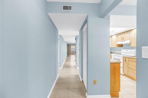 Condo in Tierra Verde, Florida, 2 bedrooms  № 2349536 - photo 9