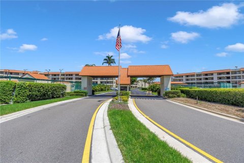 Condo in Tierra Verde, Florida, 2 bedrooms  № 2349536 - photo 8