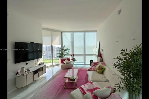 Condo in Miami, Florida, 2 bedrooms  № 1865678 - photo 1
