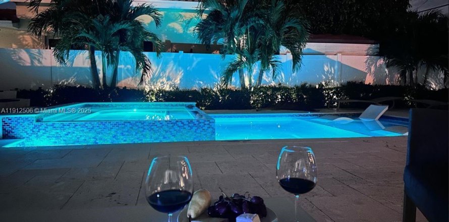 Дом в Холливуд, Флорида 3 спальни, 139.35м2 № 1968175