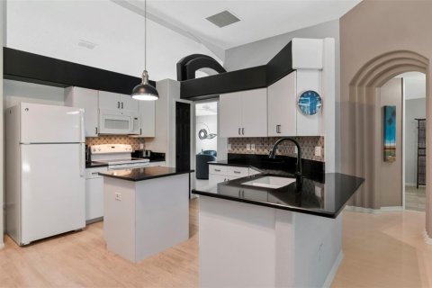 Villa ou maison à vendre à Tampa, Floride: 2 chambres, 164.53 m2 № 2235502 - photo 5