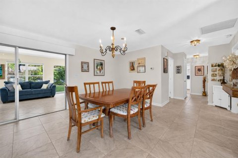Villa ou maison à vendre à New Smyrna Beach, Floride: 2 chambres, 197.14 m2 № 2344898 - photo 4