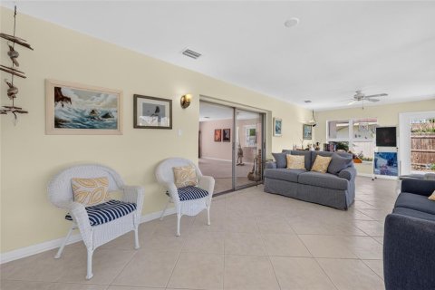 Villa ou maison à vendre à New Smyrna Beach, Floride: 2 chambres, 197.14 m2 № 2344898 - photo 8