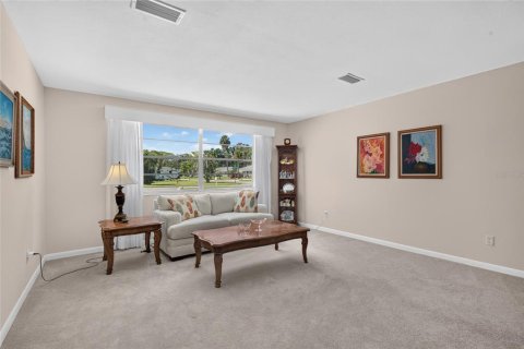 Villa ou maison à vendre à New Smyrna Beach, Floride: 2 chambres, 197.14 m2 № 2344898 - photo 5