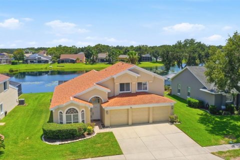House in Orlando, Florida 4 bedrooms, 241.92 sq.m. № 2289853