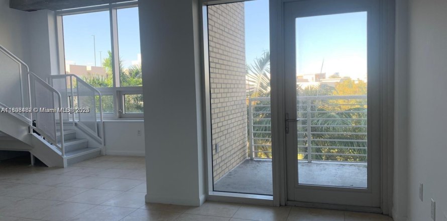Estudio en el Condominio en Miami, Florida  № 1940659
