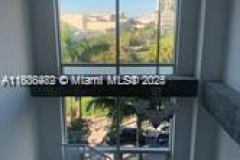 Condominio en venta en Miami, Florida, 108.14 m2 № 1940659 - foto 10