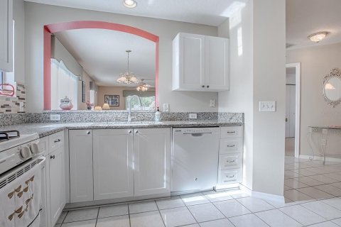 House in The Villages, Florida 2 bedrooms, 108.88 sq.m. № 1903148 - photo 9