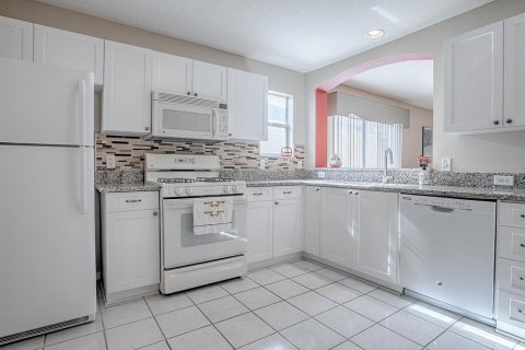House in The Villages, Florida 2 bedrooms, 108.88 sq.m. № 1903148 - photo 6